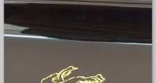 レーザーで白鳥を彫り、金を色入れ